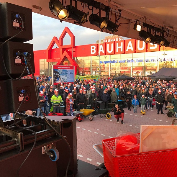 Opening Bauhaus Twente vanaf de podiumtrailer